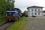 V 151 (580 002-0) der SWEG erreicht am 13.05.2020 mit mehreren Gterwagen von Mengen kommend ber die Ablachtal-Bahn, Streckenabschnitt Mengen - Stockach, Krauchenwies.