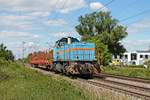 Am Nachmittag des 29.05.2020 fuhr SWEG V102 (575 002-7) mit zwei leeren Flachwagen als Übergabe (Freiburg (Brsg) Rbf - Neuenburg (Baden)) durchs Industriegebiet von Buggingen in Richtung Müllheim (Baden).