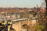 Begegnung auf der Neckarbrücke in Stuttgart-Bad Cannstatt am 18.12.2023: ET 4.03 A als MEX 16 Ulm-Stuttgart und ein Hamsterpärchen als MEX 18 Heilbronn-Tübingen. 