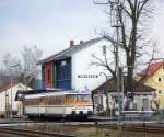 Aufgrund einer verspteten Regionalbahn aus Heidelberg dieselte der SWEG VT 27 mit VS 142 am 06.02.08 mit rund 10 Minuten Versptung aus dem Bahnhof Meckesheim seinem Ziel, Aglasterhausen, entgegen.