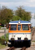 Am 02.05.08 ist MAN VT 26 als SWE 70776 nach Neckarbischofsheim Nord unterwegs. Aufgenommen konnte der alte Schienenbus bei der Einfahrt von Siegelsbach.