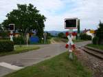 Interessanter SWEG-Bahnbergang - Teil 1: Ein Bahnbergang mitten auf einer Straenkreuzung. Gleich fnf Blinklichter sind hier notwendig. Fotografiert am 14. Juni 2008.