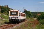 Zur Nachmittagszeit beschleunigt der Stammtriebwagen der Strecke nach Aglasterhausen, der im Jahr 1981 gebaute VT 120 vom Typ NE 81, auf seiner Fahrt von Aglasterhausen nach Meckesheim aus der