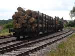 In Neckarbischofsheim Stadt abgestellte Güterwagen mit Holz beladen am 07.06.05