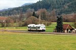 SWE 72224 mit VT 515  Stadt Haslach  verlässt gleich das Harmersbachtal und biegt ins Kinzigtal ein (05.01.2016)