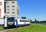 SWEG Triebwagen VT129, legt sich mchtig in die Kurve beim Brauereischlo in Riegel am Kaiserstuhl, Aug.2016