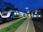 Züge des Harz Elbe Express und des Erixx im Bahnhof Oker am Abend des 24.04.2015