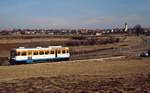 Mit einem Sonderzug für Stuttgarter Straßenbahnfreunde fährt der WEG-T 35 im Februar 1985 an der Kulisse von Merklingen vorbei von Amstetten nach Laichingen.