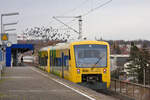 Anlässlich des Stuttgarter Weihnachtsmarktes fuhr am 09.12.2023 die Strohgäubahn im Zweistundentakt bis nach Stuttgart Hbf. Während zwischen Heimerdingen und Korntal alle Unterwegshalte bedient wurden, fuhr der Zug zwischen Korntal und Hbf überall durch. VT 362+367 vertrieb dabei im Bahnhof Zuffenhausen die Tauben. 