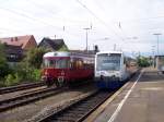 WEG/Connex RegioShuttel VT 446 Agnes trifft im Nrtinger Bahnhof auf einen sinngemen Vorgnger. Frher wurden solche  Esslinger  auch auf der Strecke Nrtingen-Neuffen eingesetzt.