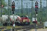. Diesellok Voith Gravita V181, (92 80 1265 301-2 D-HzL) der Hzl zieht ihren Güterzug bestehend aus Tankwagen der Firma Holcim aus dem Bahnhof von Singen.    09.09.2017 (Jeanny)