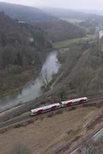Vom Aussichtspunkt bei der Ruine  Gebrochen Gutenstein  hat man auch einen Blick in das Obere Donautal. Zwei in Sigmaringen gestartete Regioshuttle der Hohenzollerischen Landesbahn (HzL) zweigen an der Einmndung der Schmeie in die Donau vom Donautal ab und fahren am 25.12.2017 als HzL 86252 nach Tbingen in das Schmeiental.
