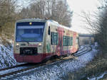 Am selben Tag, also am 14.2.2018 war VT 244 der Hzl als Ringzug nach Rottweil unterwegs. Er hat gerade Trossingen Staatsbahnhof hinter sich gelassen und hält als nächstes in Deißlingen Mitte.
