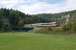 Kurz nach Verlassen des 74 m langen Dietfurter Tunnels und berquerung der Donau wurde HzL 87626, unterwegs als Naturpark-Express von Blumberg-Zollhaus nach Sigmaringen, am 06.10.2018 bei Dietfurt fotografiert.