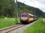 Ne 81 Nr. 121 der HzL und der Sonderzug der Sauschwnzlebahn mit 50 2988 haben noch 1 Kilometer vor sich, bevor sie da Ziel Trossingen DB erreichen. Sie pendelten am 1. Juni mehrmals zwischen Trossingen DB und Trossingen Stadt.