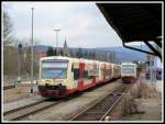 Am Mittag des 4.3.14 treffen sich am Bahnhof Hechingen HZL 88261 Richtung Sigmaringen und der 4-fache Leerzug, welcher um diese Uhrzeit nach Tübingen überführt wird.