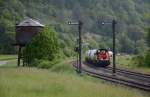 Etwa eine dreiviertel Stunde muss die V 181 der HzL mit dem vollen Holcim-Zug in Hausen im Tal vor den Signalen warten, um mit dem IRE 3205 nach Ulm kreuzen zu können.