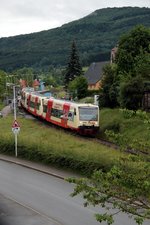 Früh am Morgen, fahren lange Züge auf der ZAB 1: Pendler- und Schülerzug HzL 88312 mit VT 218, 215, 210 und 211 hat gerade den Haltepunkt Albstadt-Laufen (Ort) verlassen (21.06.2016)   