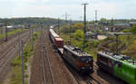 151 017 der HSL erreicht mit einem Containerzug am 01.05.17 Bitterfeld. Sie holte ihre rechts im Bild stehende Schwesterlok 151 138 ab.