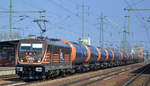 Herrliche Sonne und ein farblich aufeinander abgestimmter Kesselwagen-Güterzug, was will man mehr. HSL 187 535-0 mit den orange-blauen WASCOSA-Kesselwagen am 25.03.08 Durchfahrt Bf. Flughafen Berlin-Schönefeld. 