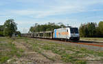 Mit einem leeren Autozug am Haken rollte die an HSL vermietete 185 687 am 26.09.18 durch Jütrichau Richtung Roßlau.