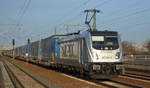 Railpool Lok  187 343-9  [NVR-Nummer: 91 80 6187 343-9 D-Rpool] für HSL mit Taschenwagenzug aus Rostock am 23.02.21 Durchfahrt Bf. Flughafen BER Terminal 5.