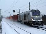 75101 der HSL fhrt bei Schneefall am 12.12.12 durch Dresden Strehlen
