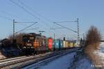 Die braune HSL 151 017 mit Containerzug 95691 von Glauchau nach Hof. Aufgenommen bei Herlasgrün am 19.01.2016