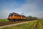 185 599-8 der HSL fährt am Morgen des 9.9.2016 mit einem Autoleerzug in Niedermünchsdorf vorüber.