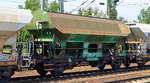 Schüttgutwagen mit dosierbarer Schwerkraftentladung von ITL mit der Nr. 27 RIV 80 D-ITL 6452 088-7 Fcs am 18.07.18 Bf. Flughafen Berlin-Schönefeld.