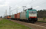 186 128 der ITL schleppte am 12.04.19 einen Containerzug durch Marxdorf Richtung Falkenberg(E).