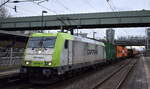 ITL - Eisenbahngesellschaft mbH, Dresden [D] mit der Akiem Lok  185 598-0  [NVR-Nummer: 91 80 6185 598-0 D-ITL] und einem Containerzug Richtung Hamburg am 29.12.23 Durchfahrt Bahnhof Berlin-Hohenschönhausen.