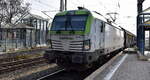 ITL - Eisenbahngesellschaft mbH, Dresden [D] mit ihrer  193 781-2  [NVR-Nummer: 91 80 6193 781-2 D-ITL] und einem Ganzzug Schiebewandwagen am 19.03.24 Durchfahrt Bahnhof Magdeburg-Neustadt.