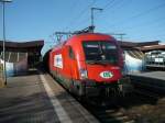 Ein nicht sehr hufiges Bild in Neumnster: ITL's 1116 236-9 durchfhrt mit einem Kieszug den Personenbahnhof. [10.05.2008]