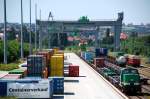 106 010 der ITL hat sich nun an den Containerzug gesetzt whrend die Containerverladung noch im vollem Gange ist. Fotografiert am 27.07.09 im Rbf Dresden-Friedrichstadt.