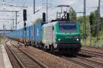 437023 zur Zeit fr die ITL unterwegs, angemietet von SNCF, mit einem Containerzug in Berlin Schnefeld. 22.06.2010