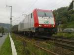 ITL 185 650 wartete mit ihren Flachbordwagen ca. 10 min wegen einer Signalstrung kurz vor dem Bahnbergang Wehlen.
Schsische Schweiz 5.10.10