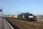 Mit einem Containerzug fhrt 189 200-9 der ITL durch Priestewitz in Richtung Dresden. Fotografiert am 21.11.2010. 