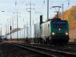 FRET/SNCF Leasinglok 437024 von ITL mit Containerzug (Blaue Wand) am 25. November 2011 in Richtung Bahnhof Flughafen Berlin-Schnefeld durchfhrt Diedersdorf auf dem sdlichen Berliner Auenring bei km 24.4.