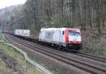 185 650-9 der ITL fhrt am 17.4.2012 mit einem Containerzug durch das Elbtal Richtung Dresden.