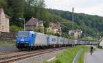 185 522 brachte am Abend des 03.07.13 einen ITL-Containerzug nach Bad Schandau. Fotografiert bei der Fahrt durch Knigstein.