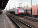 185-CL 003 (185 503-0) Captrain Deutschland GmbH fr ITL - Eisenbahngesellschaft mbH mit einem Kesselzug  Umweltgefhrdender Stoff, flssig am 30. Oktober 2013 auf dem  2. Durchgangsgleis Berlin Schnefeld Flughafen. 
Im Hintergrund die Wagen des Kohlezug gezogen von 185 153-4 mit 185 147-8 sowie die Stromabnehmer der 442 328 / 828 auf Gleis 4.
