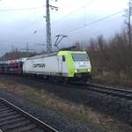 185 542 von Captrain wartet in Eichenberg auf Gleis 13 mit ihrem Autotransportzug auf Gleis 13 auf die Abfahrt in Richtung Süden.

Aufgenommen 12.12.16