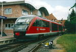 VT 2000 der Kahlgrundbahn in Schöllkrippen am 20.6.2003. Damals als 642 151 geführt, läuft das Fahrzeug jetzt als 642 330 bei der Städtebahn Sachsen und gehört Alpha Trains Europe.