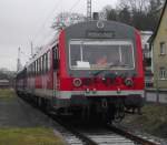 626 982-2 steht am 19. Dezember 2011 mit Zugziel  Gterzug  und dem VT 626 043 der Mandaubahn sowie dem VT 798 731-6 der EFR auf Gleis 5 in Kronach. Die Fuhre war auf dem Weg nach Zittau.