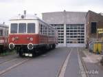 Alter Esslinger der Kahlgrundbahn steht am 5.7.1988 vor der modernen Fahrzeughalle in Schöllkrippen.