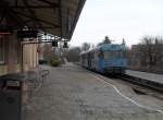 Am 08.12.2013 steht einer von drei fahrbereiten der insgesamt vier bei der KML vorhandenen Esslinger Triebwagen in Klostermansfeld am Bahnsteig und wartet auf Anschlussreisende vom verspäteten RE