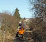 bergabefahrt der Kreisbahn Siegen-Wittgenstein (KSW): Lok 42, eine Vossloh G 1700 BB, zieht einen Gterzug in Richtung Betzdorf, hier am 26.03.2012 in Herdorf, kurz hinter dem Stellwerk