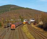 Bahnalltag am Nachmittag im Hellertal (Herdorf am 06.03.2013, Blick von der Brücke Wolfweg):

Links auf dem Rangierbahnhof (Betriebseinrichtung Freien Grunder Eisenbahn) der KSW (Kreisbahn Siegen-Wittgenstein), auf den 3. Gleis ist gerade die KSW Lok 42 (MaK 1700 BB) mit einem beladenen Coilgüterzug aus Betzdorf eingetroffen und auf dem 4. Gleis steht die KSW Lok 46 (MaK 1700-2 BB) mit einem Güterzug (leere Wagen) zur Übergabefahrt nach Betzdorf bereit.

Rechts auf dem DB Gleis KBS 462 (Hellertalbahn) kommt ein Stadler GTW 2/6 der Hellertalbahn von Dillenburg und fährt in Richtung Betzdorf/Sieg, nächster Halt ist Herdorf.