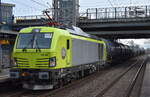 LEG - Leipziger Eisenbahnverkehrsgesellschaft mbH, Leipzig [D] mit der neuen Alpha Trains Vectron Dual Lok  248 055  [NVR-Nummer: 90 80 2248 055-6 D-ATLU] und einem Kesselwagenzug (leer) Richtung PCK Raffinerie GmbH Stendell durchfährt am 23.02.24 den Bahnhof Berlin-Hohenschönhausen,